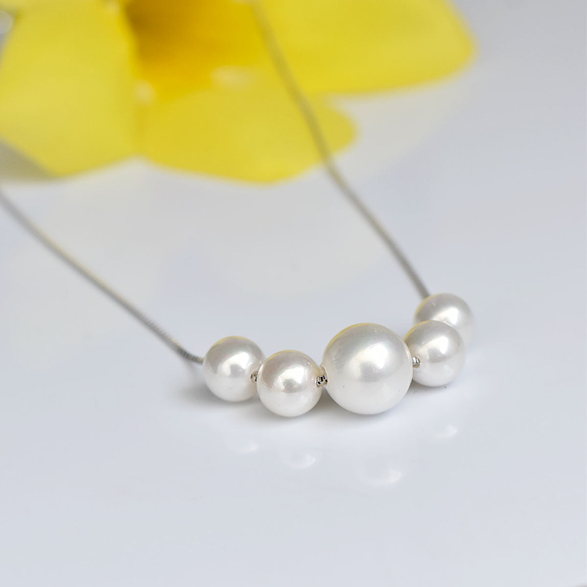 CLASSY PEARL NECKLINER