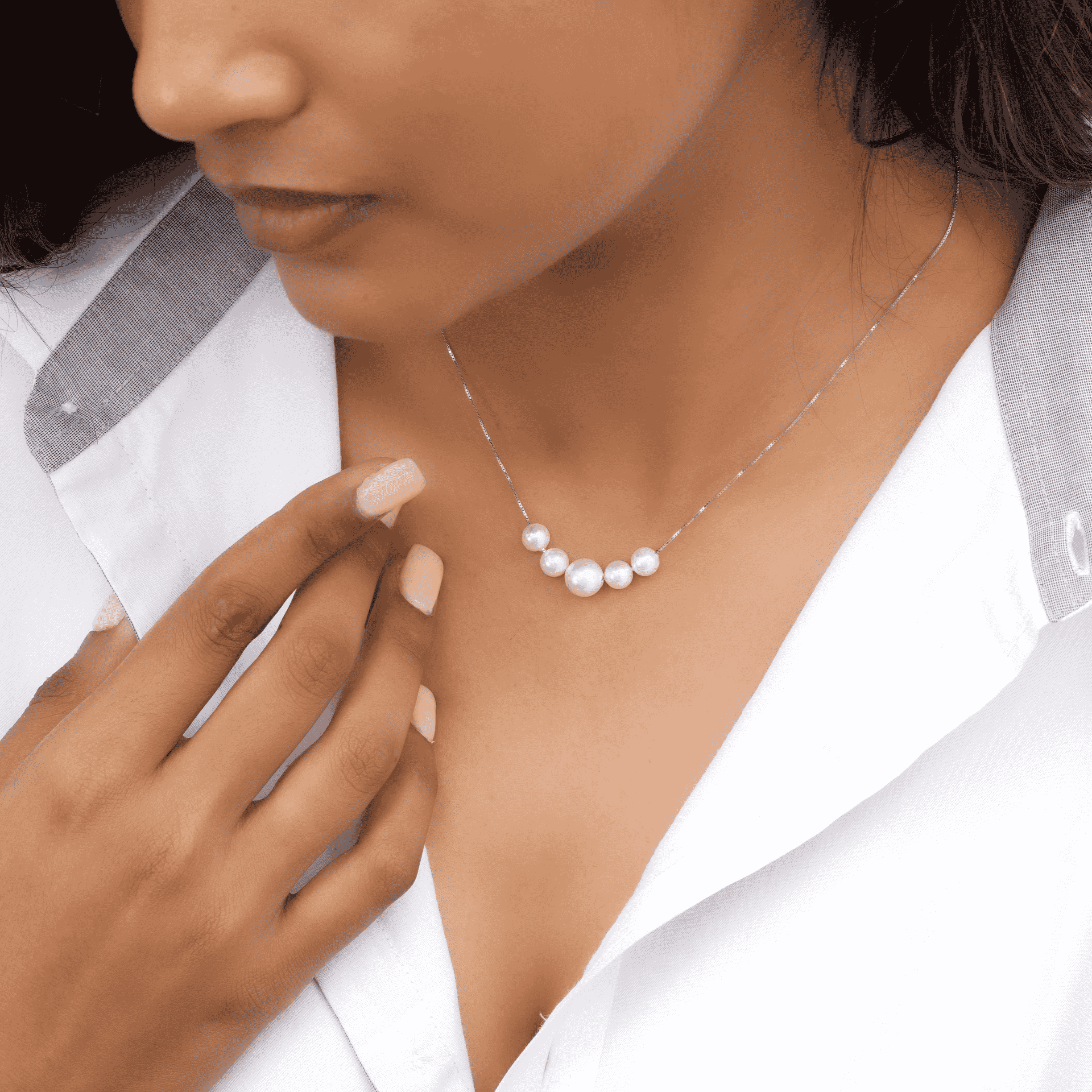 CLASSY PEARL NECKLINER