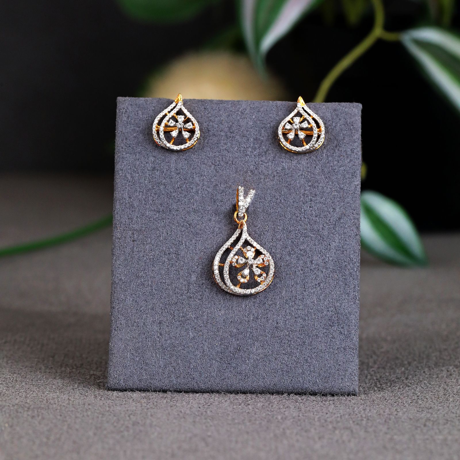 Reera Pendant Set
