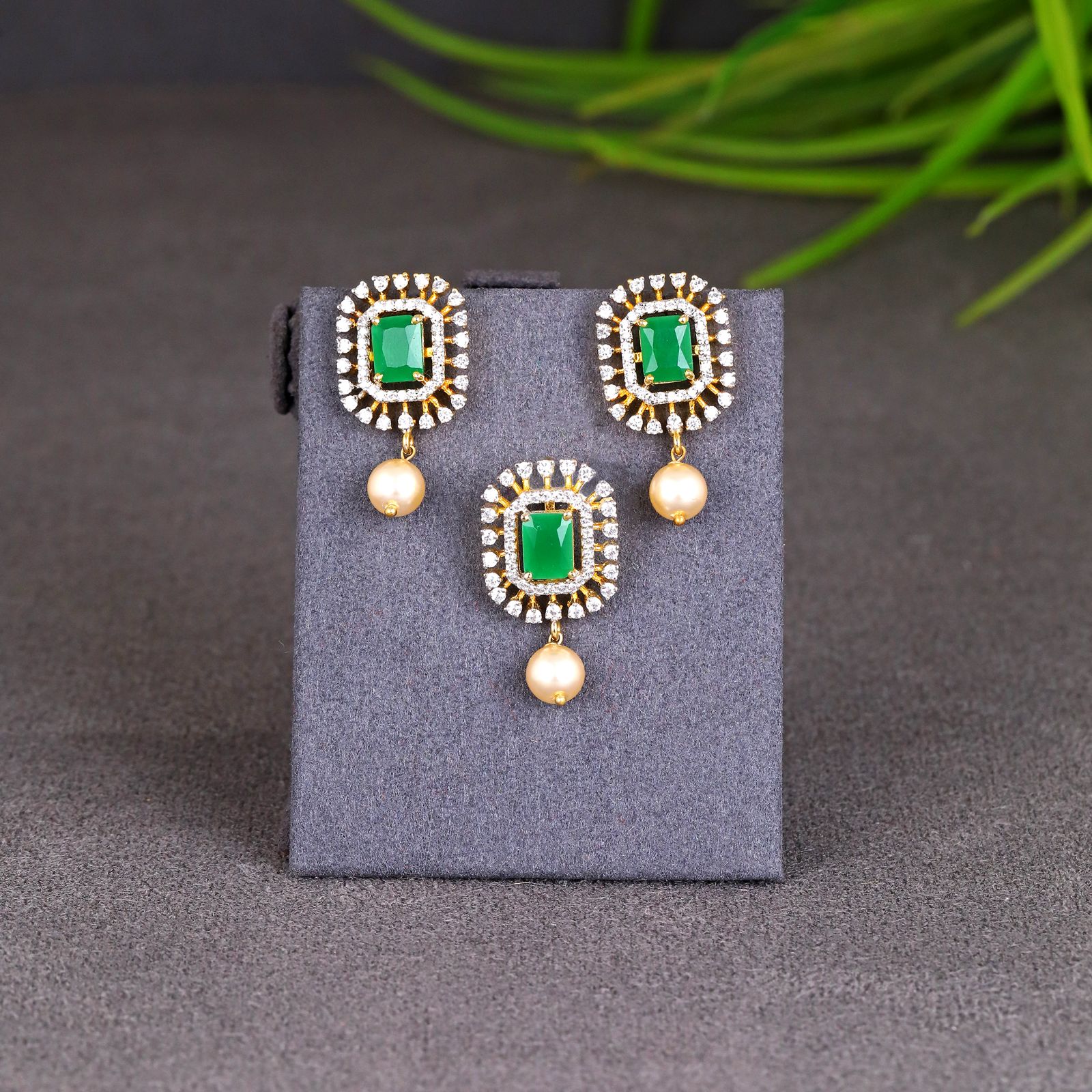 Pearl Proqet Emerald Pendant Set